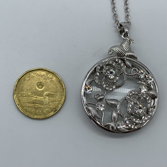 Vintage Elegant Silver Tone CZ Circle Floral Design Pendant Magnifier Necklace - Picture 9 of 11